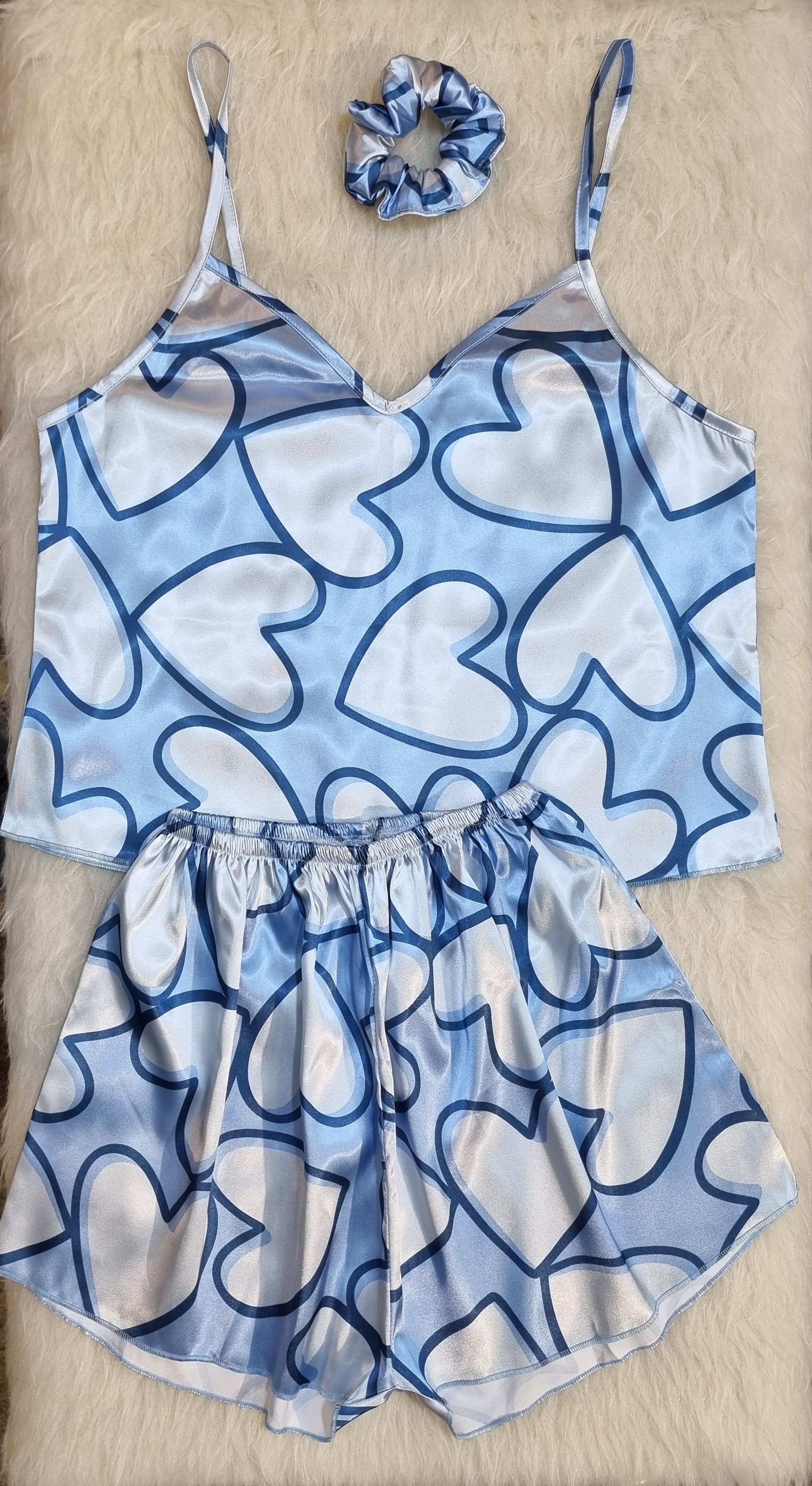تاپ و شورتک ساتن ابریشم با کش مو طرح قلب آبی Lorenza